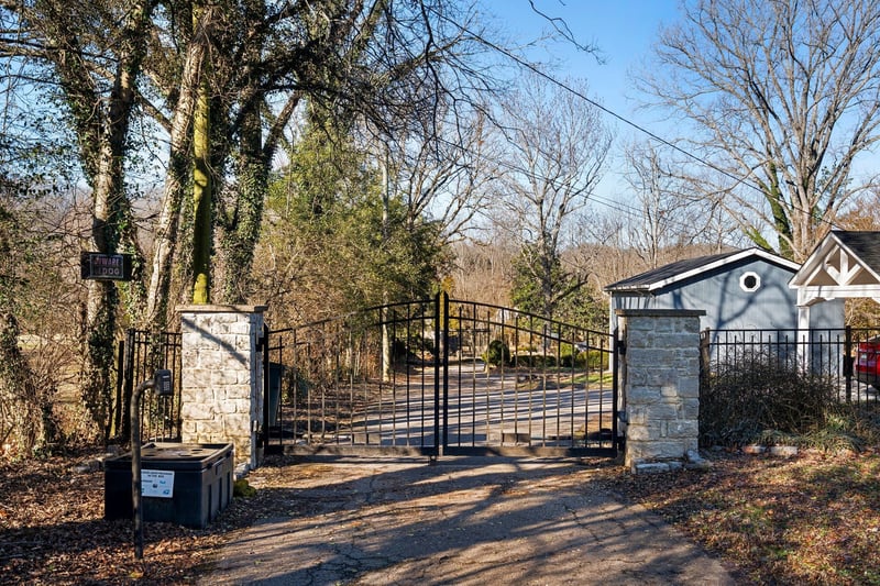 9032 S Harpeth Ct, Nashville, TN 37221