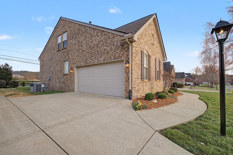 1023 Avery Trace Cir, Hendersonville, TN 37075