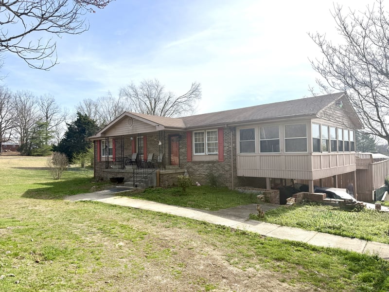 555 Eastside Dr, White Bluff, TN 37187