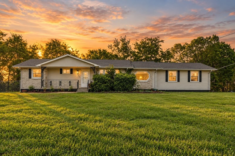 1003 Twin Creek Rd, Charlotte, TN 37036