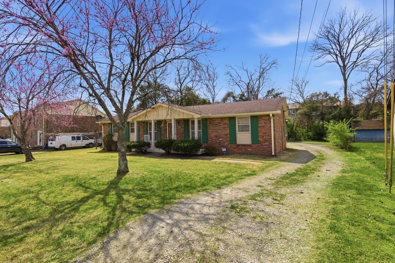 2713 Edge O Lake Dr, Nashville, TN 37217