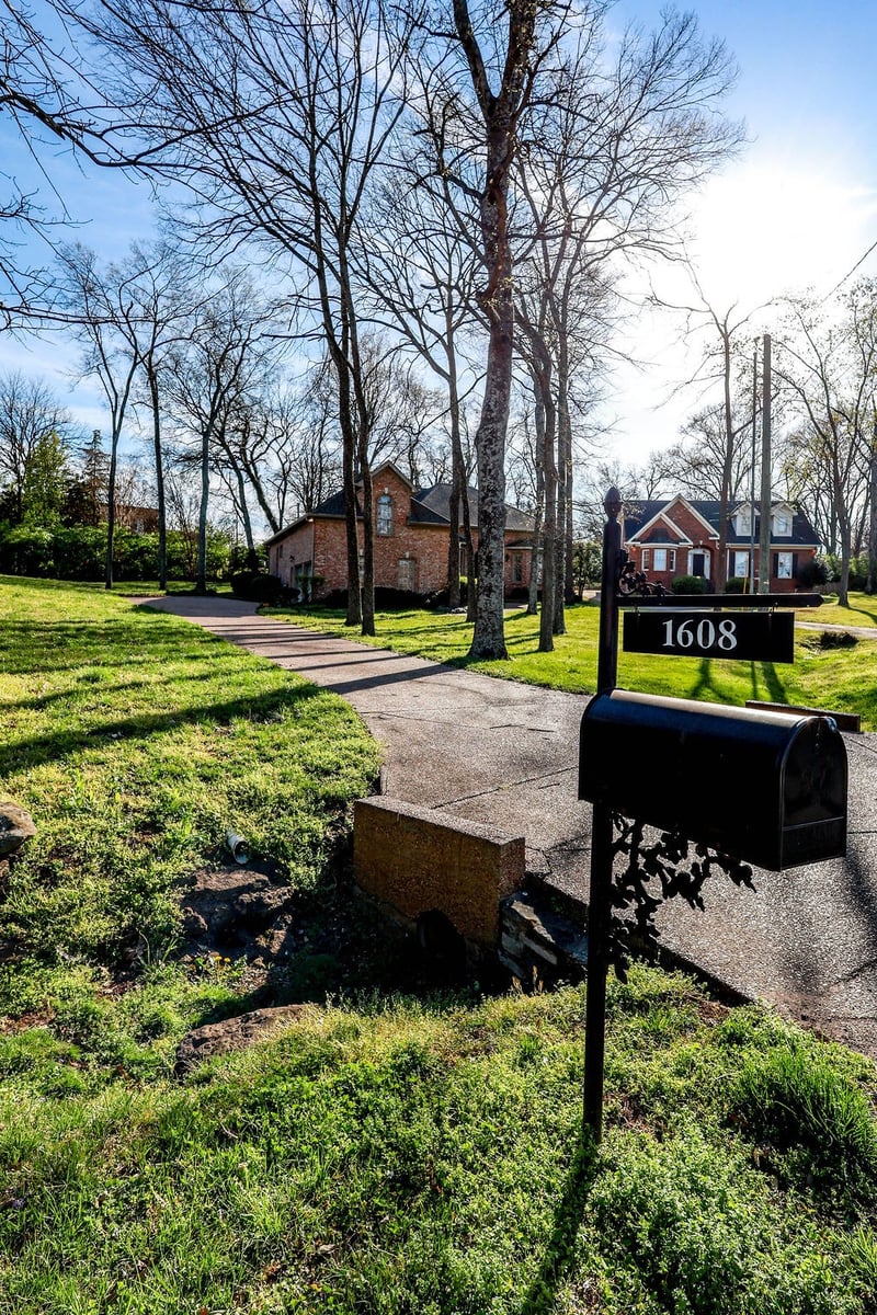 1608 Observatory Ct, Nashville, TN 37215