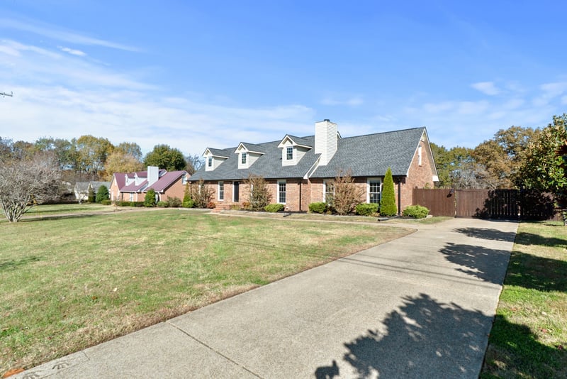 102 Pennsylvania Ave, White House, TN 37188
