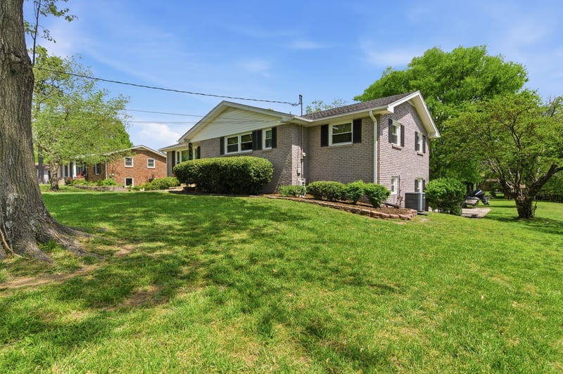 141 Maple Dr, Hendersonville, TN 37075