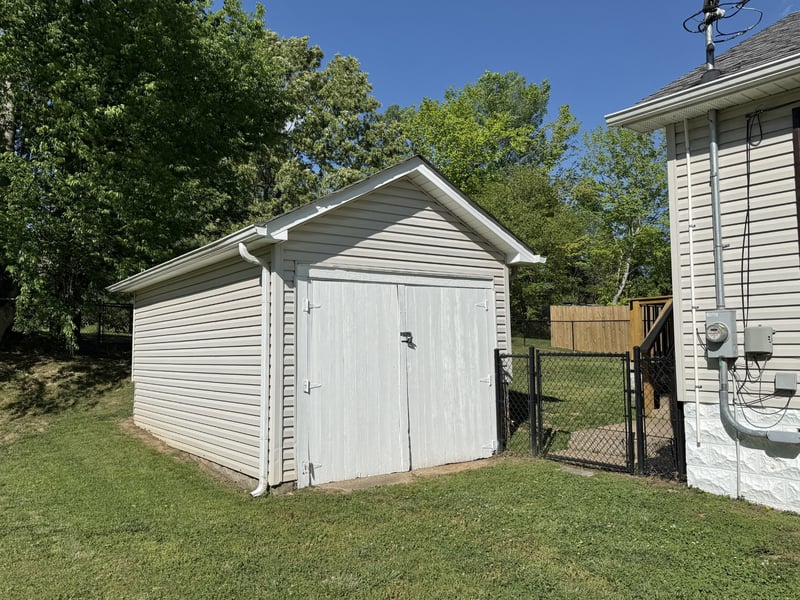 413 W 5th St, Dickson, TN 37055