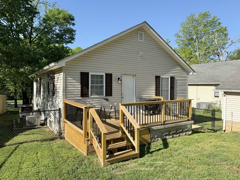413 W 5th St, Dickson, TN 37055
