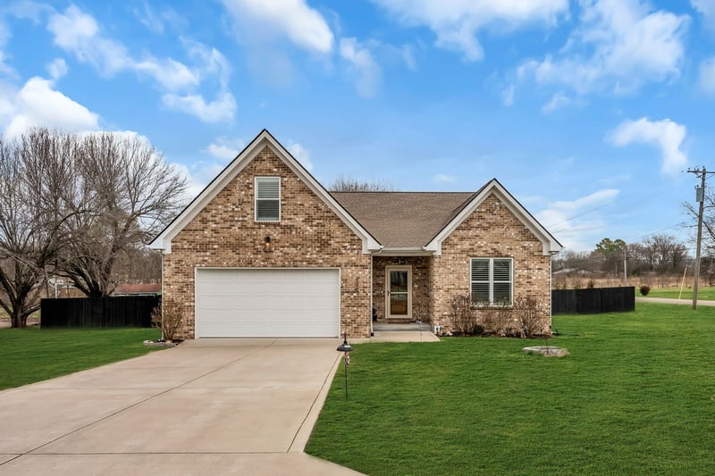 700 Redwood Cir, Columbia, TN 38401