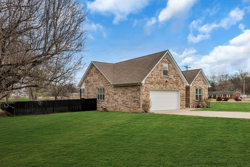 700 Redwood Cir, Columbia, TN 38401