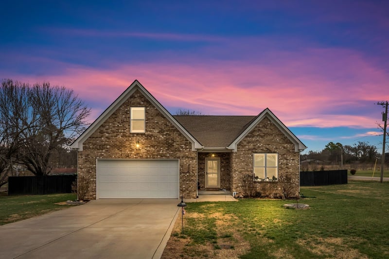 700 Redwood Cir, Columbia, TN 38401