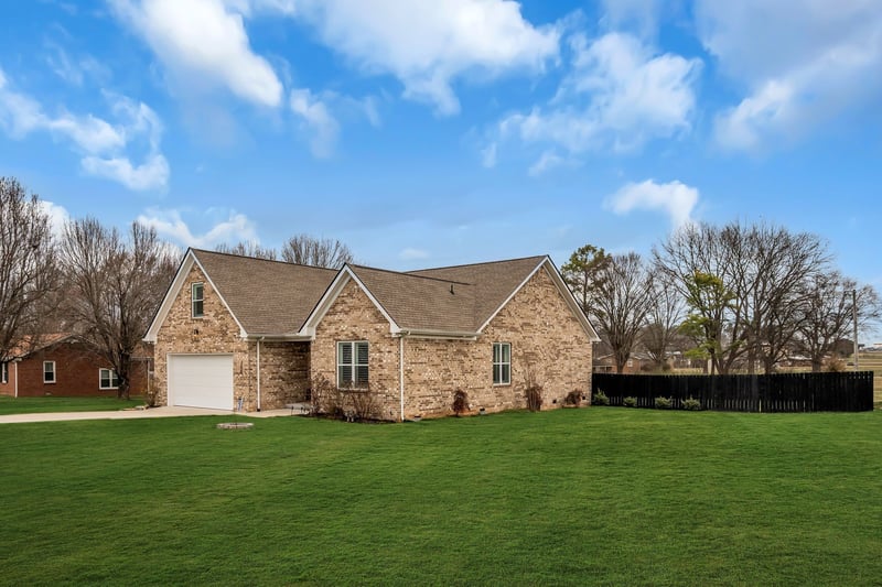 700 Redwood Cir, Columbia, TN 38401