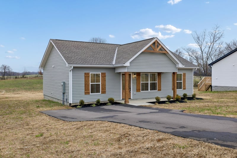 1035 Landing Ln, Adams, TN 37010