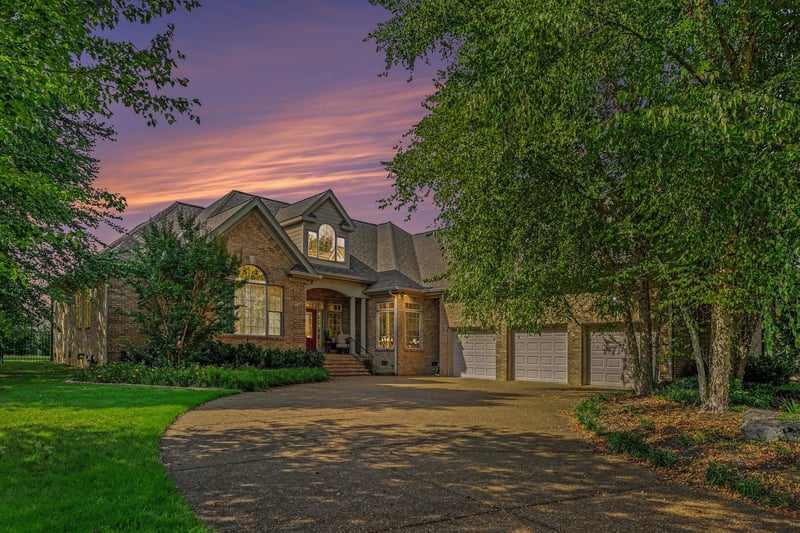 707 Farmington Dr, Lebanon, TN 37087