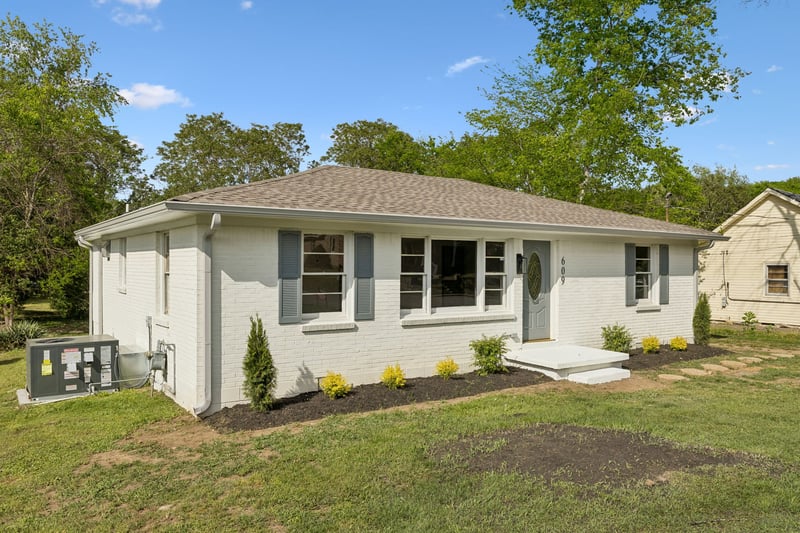 609 E 11th St, Columbia, TN 38401