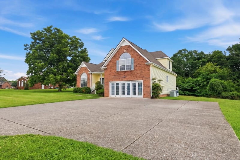813 Shun Pike, Cottontown, TN 37048
