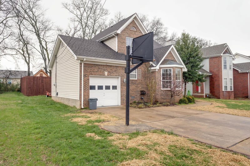 1718 University Dr, Columbia, TN 38401