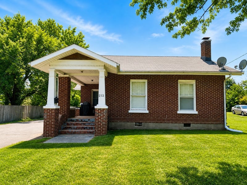 212 W End Ave, Dickson, TN 37055