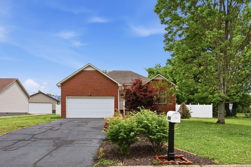 1909 Fieldstone Dr, Columbia, TN 38401