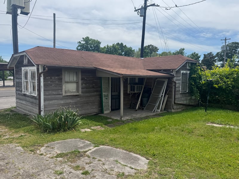223 N Main St, Dickson, TN 37055