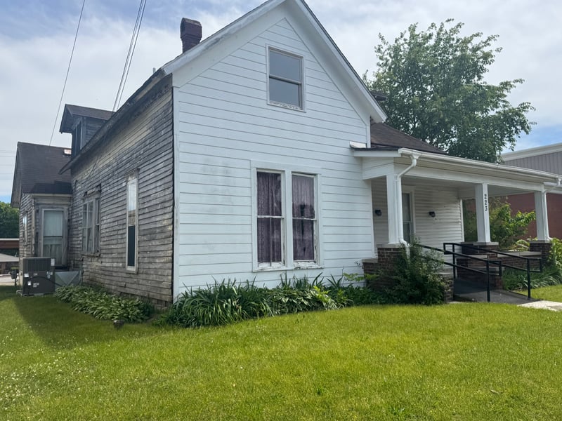 223 N Main St, Dickson, TN 37055