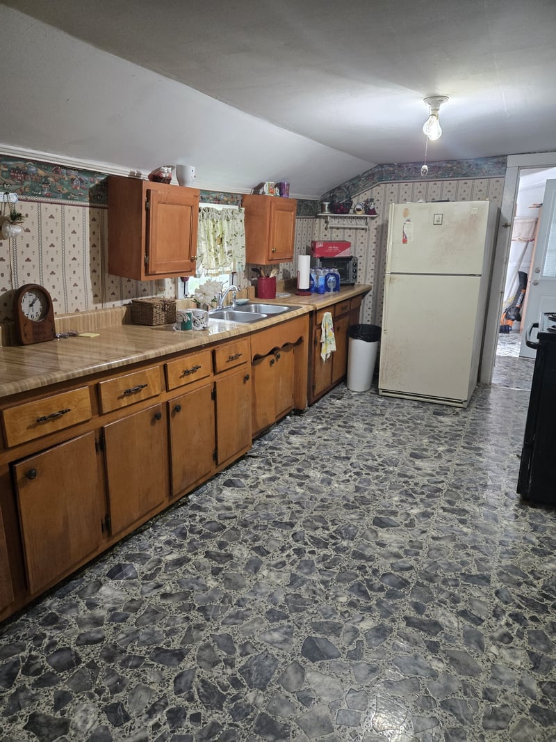 995 Railroad St, Burns, TN 37029