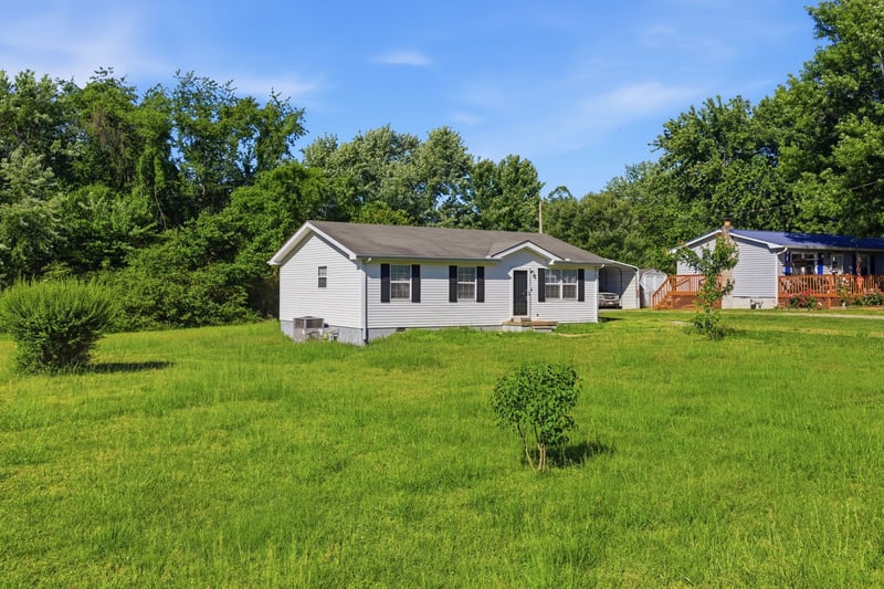 1040 Rebecca Dr, Burns, TN 37029