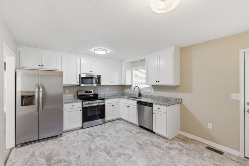 1040 Rebecca Dr, Burns, TN 37029