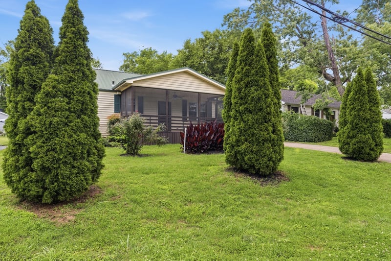 5615 Meadowcrest Ln, Nashville, TN 37209
