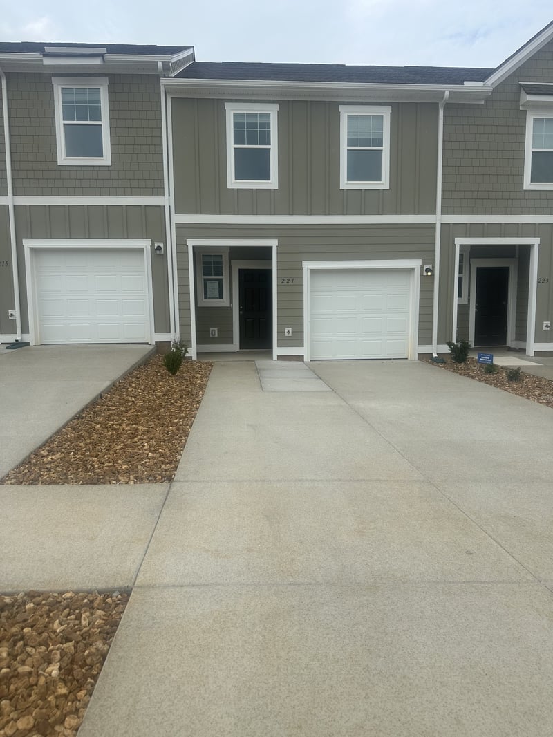 221 Darlington Dr, Dickson, TN 37055
