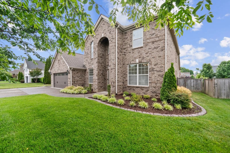 1027 Brixworth Dr, Thompsons Station, TN 37179