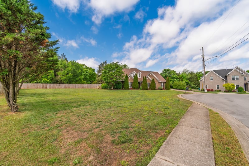 157 Lakepointe Rd, La Vergne, TN 37086