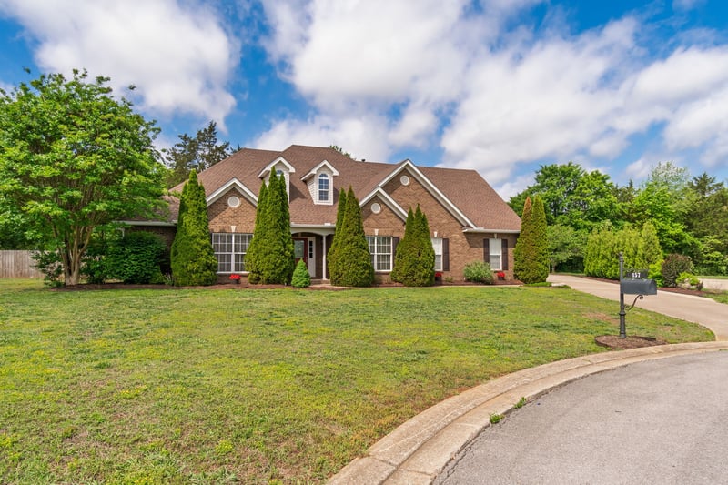157 Lakepointe Rd, La Vergne, TN 37086