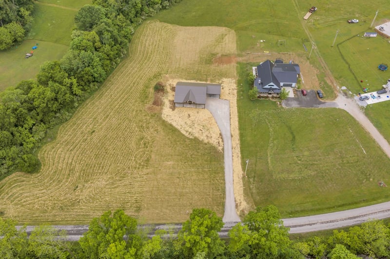 682 E Piney Rd, Dickson, TN 37055