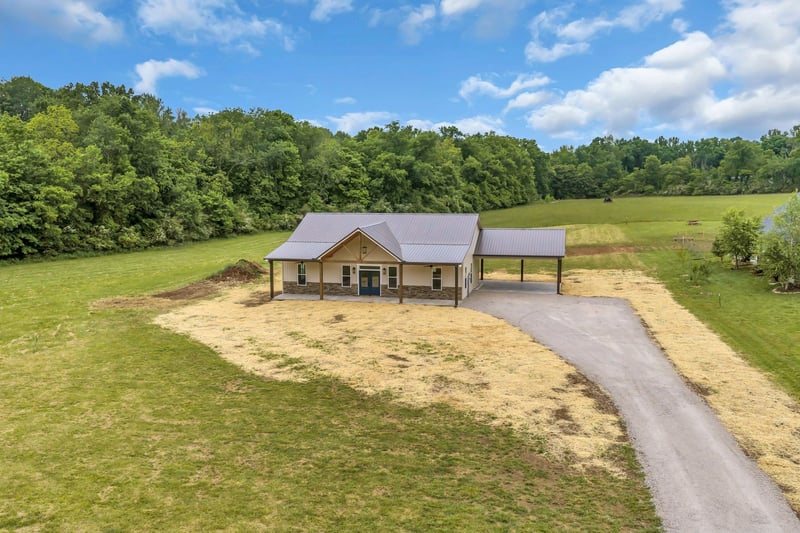 682 E Piney Rd, Dickson, TN 37055