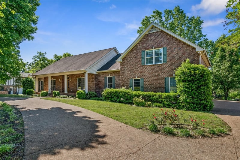 210 Montchanin Dr, Old Hickory, TN 37138