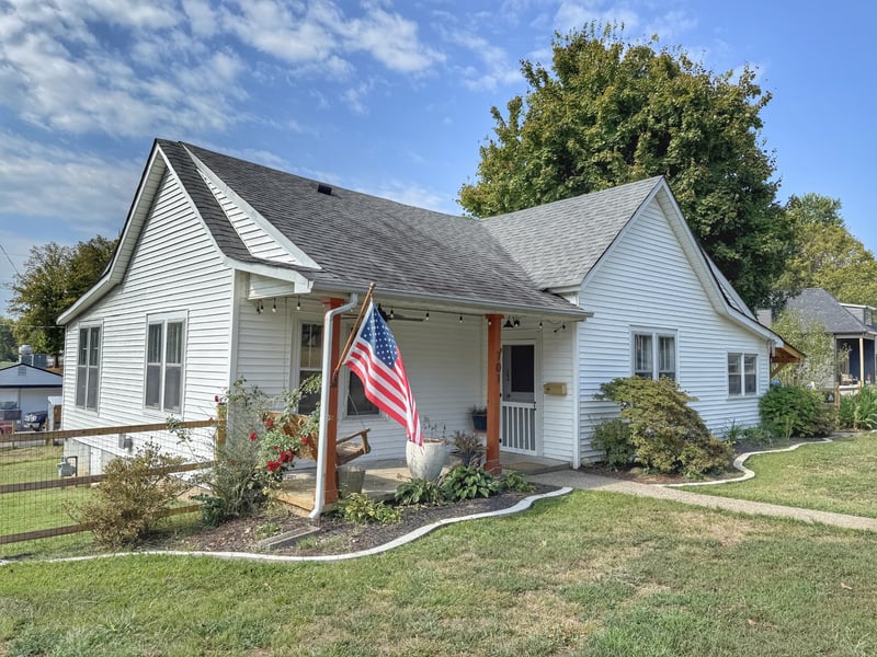 701 W 5th St, Dickson, TN 37055