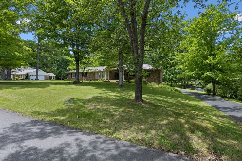 1018 Woodmont Dr, Dickson, TN 37055