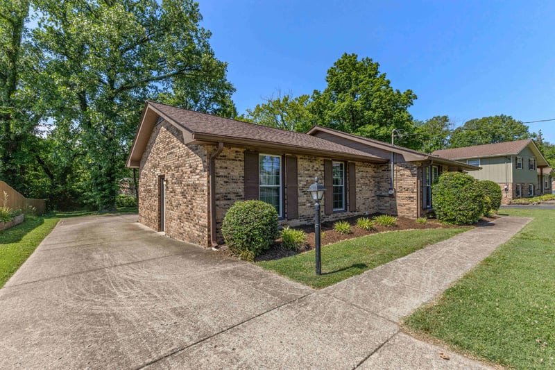 233 Iris Dr, Hendersonville, TN 37075