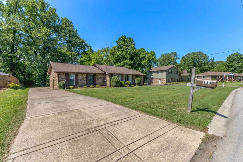 233 Iris Dr, Hendersonville, TN 37075