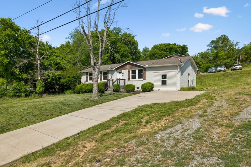 200 S Valley Rd, Hendersonville, TN 37075