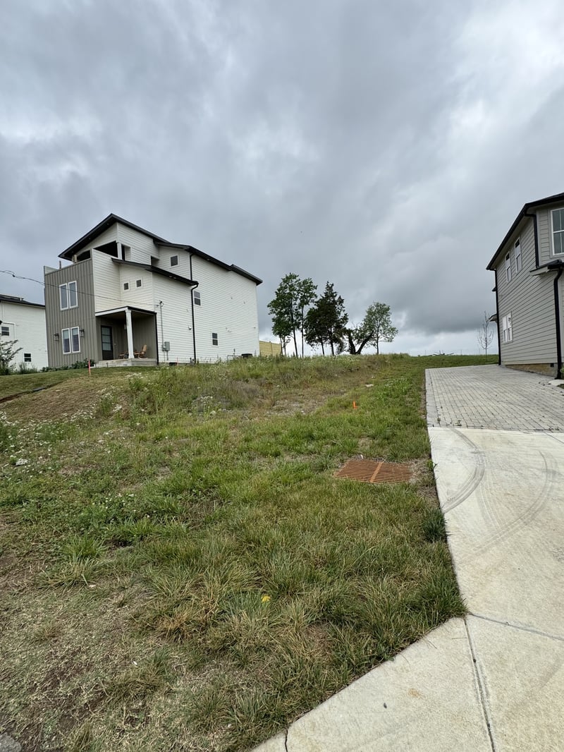 1527 E Stewarts Ln, Nashville, TN 37218