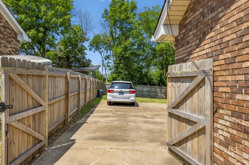 2946 Anderson Rd, Nashville, TN 37217