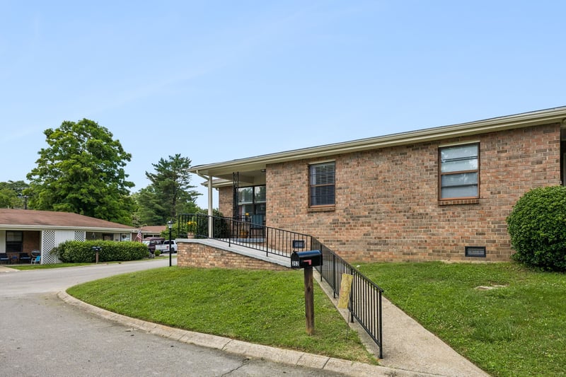 352 Deer Lake Dr, Nashville, TN 37221