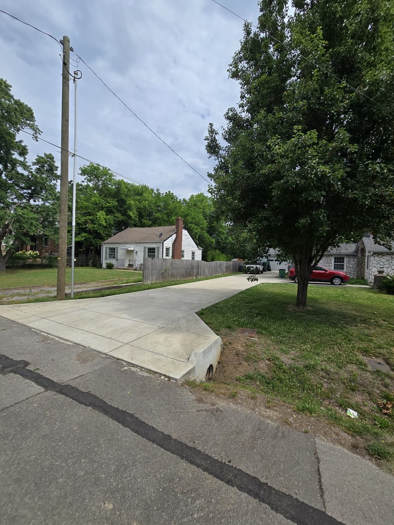911 Carolyn Ave, Nashville, TN 37216