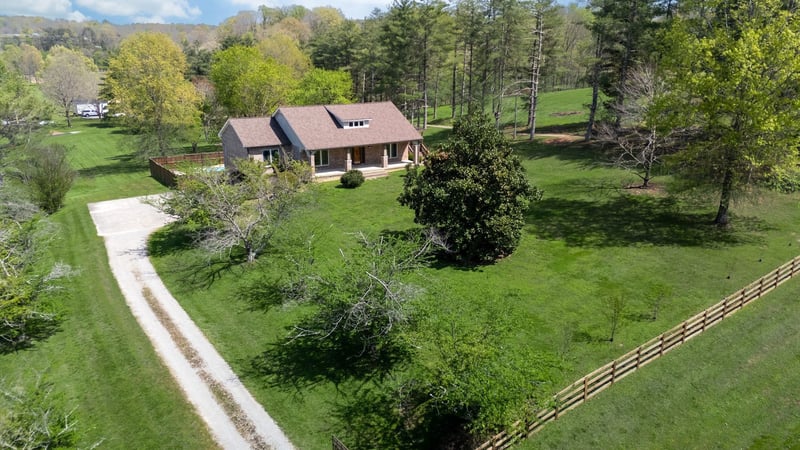 1249 White Rd, Bon Aqua, TN 37025
