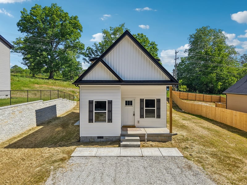 1118C W First St, Dickson, TN 37055