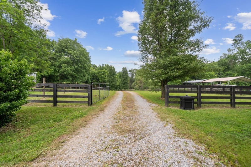 3352 R O Peach Rd, Columbia, TN 38401