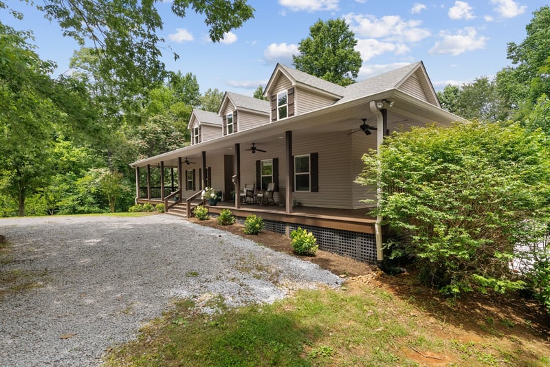 3352 R O Peach Rd, Columbia, TN 38401