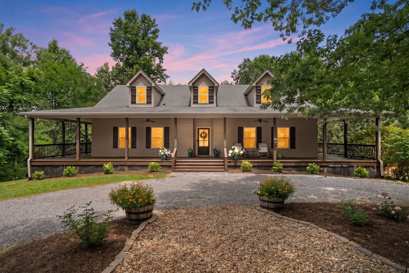 3352 R O Peach Rd, Columbia, TN 38401