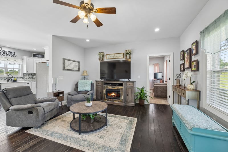 583 New Deal Potts Rd, Cottontown, TN 37048