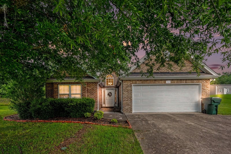 502 Poplar Bnd, Dickson, TN 37055
